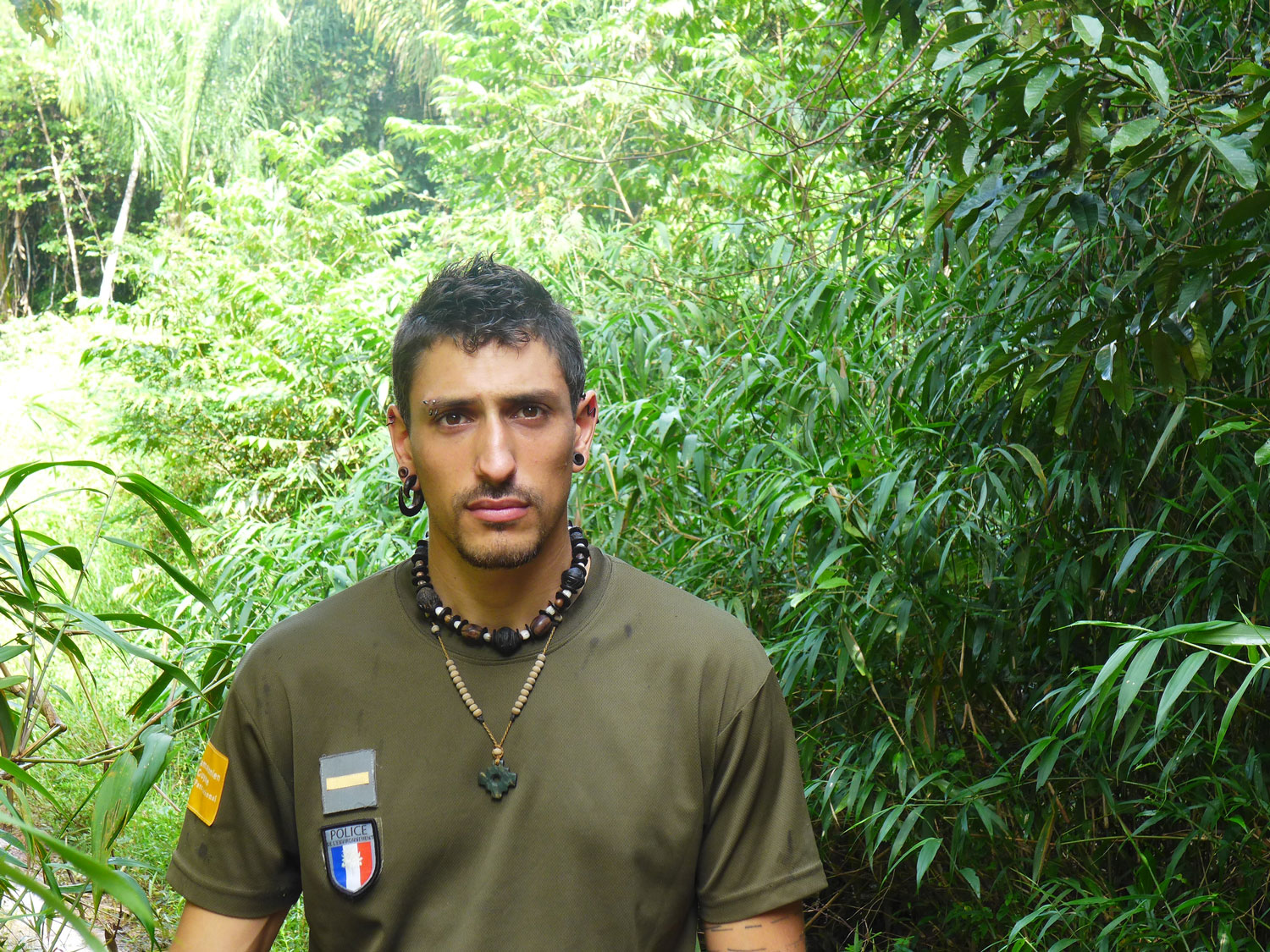 Portrait d’Arnaud en forêt, près de Maripasoula.