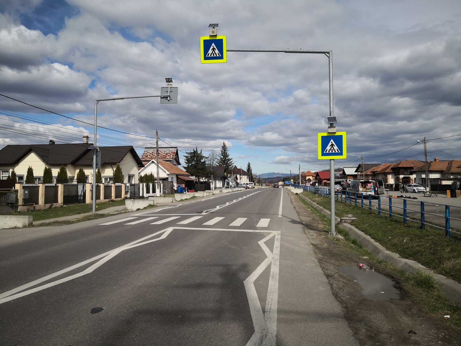 La route traversant Stâlpeni passe devant le marché qui se trouve sur la droite © Globe Reporters