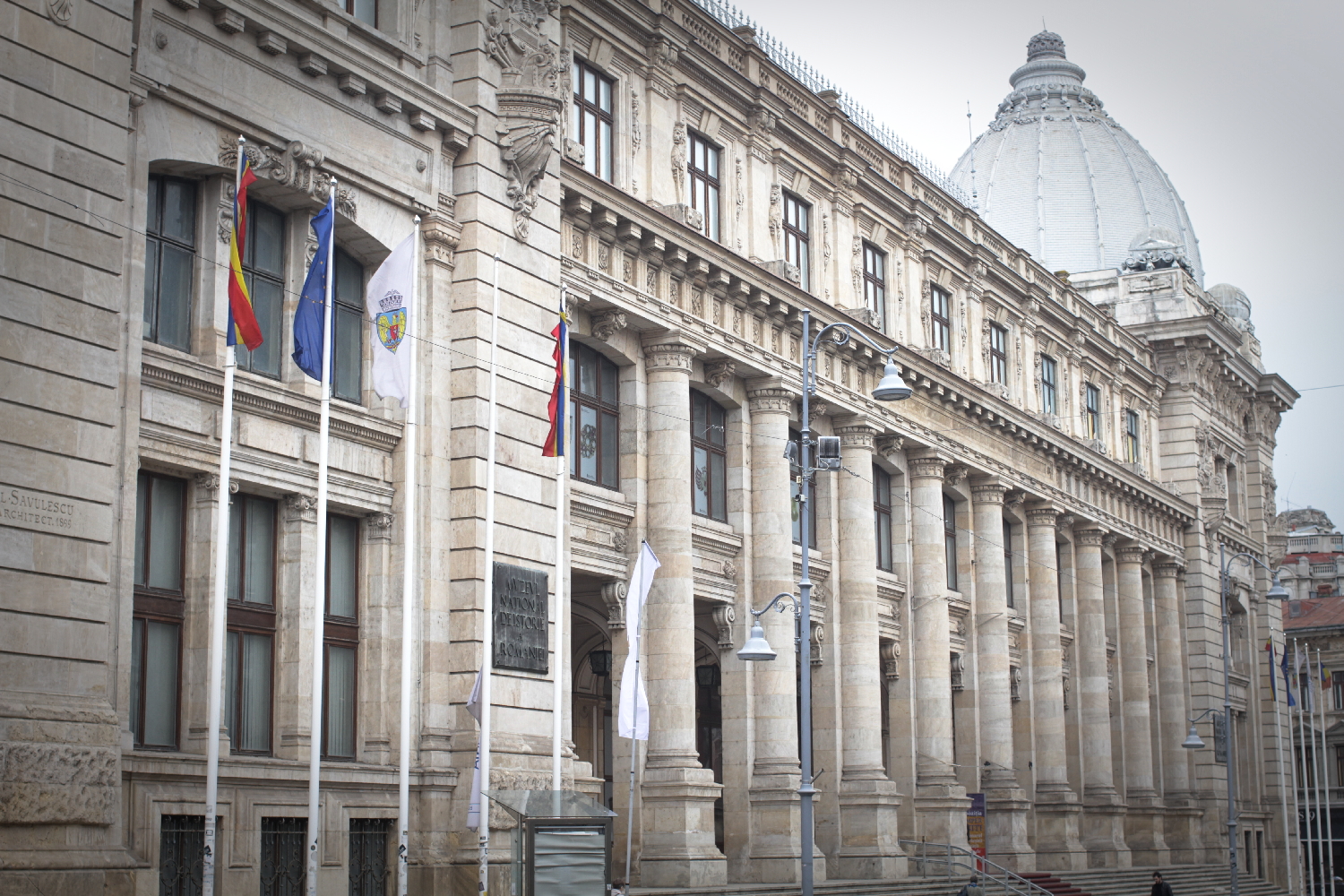 Le MNIR, Musée National d’Histoire de la Roumanie, se situe en plein centre de Bucarest, avenue Victoria.