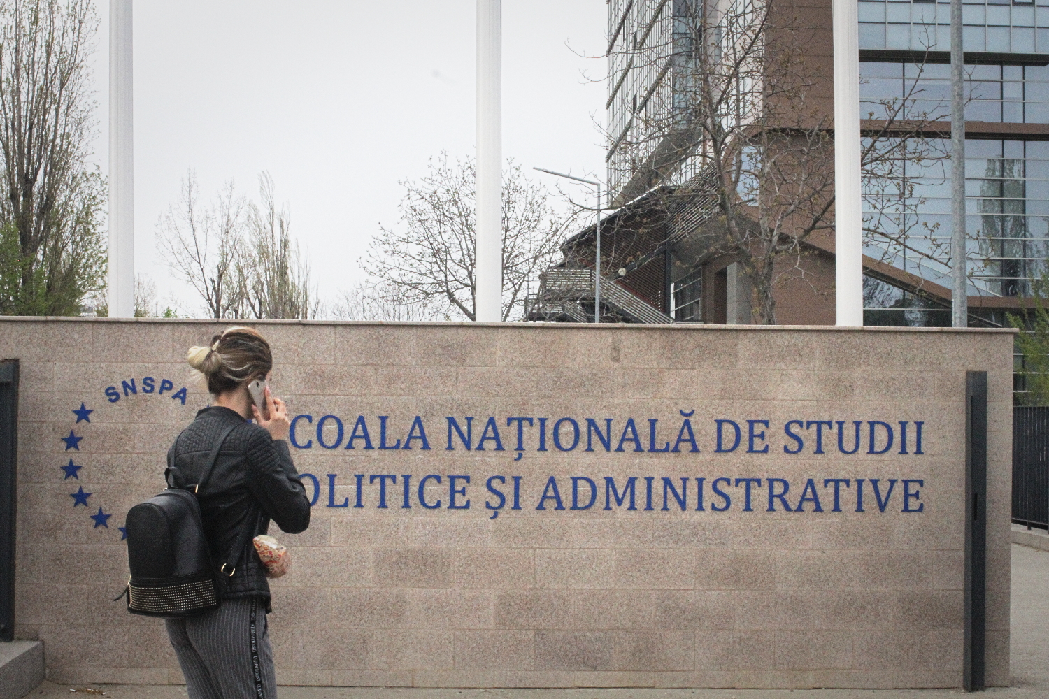 L’École Nationale d’Études administratives et politiques de Bucarest (SNSPA) se situe au nord de la ville, à côté du parc d’exposition Romexpo et d’autres universités.