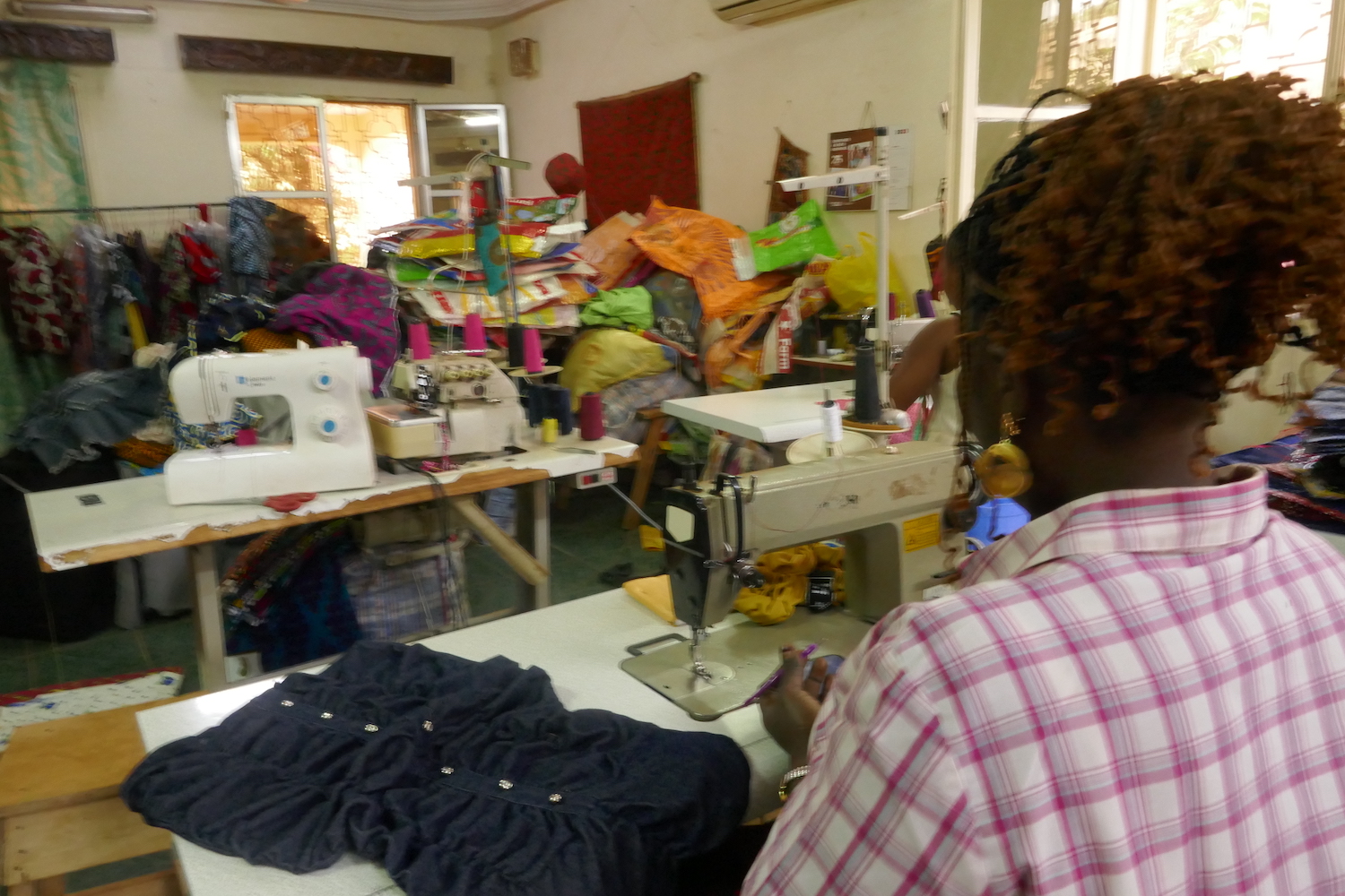 Dans l’atelier de Sunoogo, les couturières travaillent aux nouveaux modèles que Catherine LANCELOT a dessiné © Globe Reporters