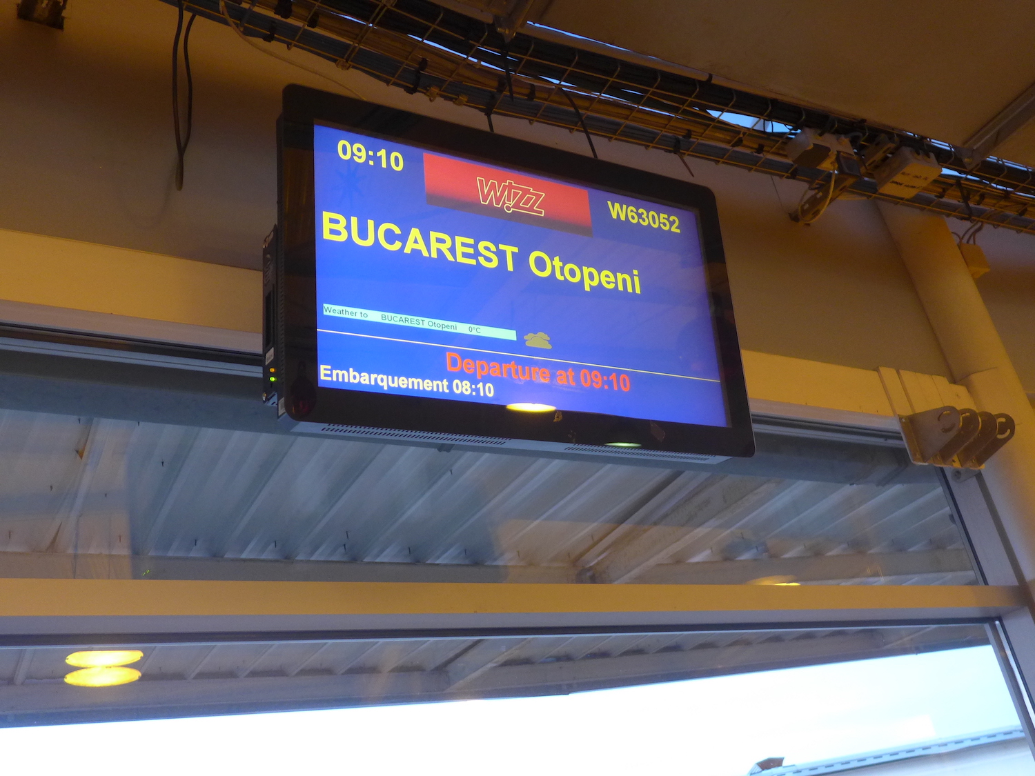 Devant la porte d’embarquement, un écran indique la destination et la température qu’il y fait : 0 degré, pas si froid !
