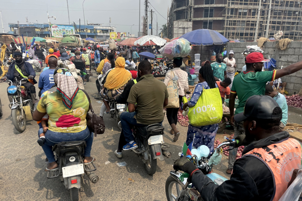 Moto-taxis près s du marché central de Douala © Globe Reporters