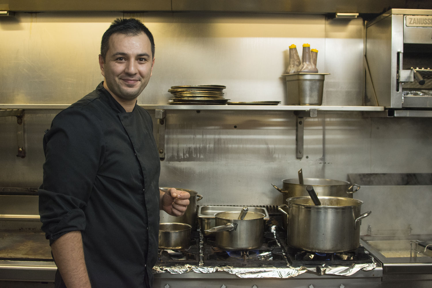 Cengiz Kotoğblu est Chef de la cuisine du Clan des Belges depuis 5 ans