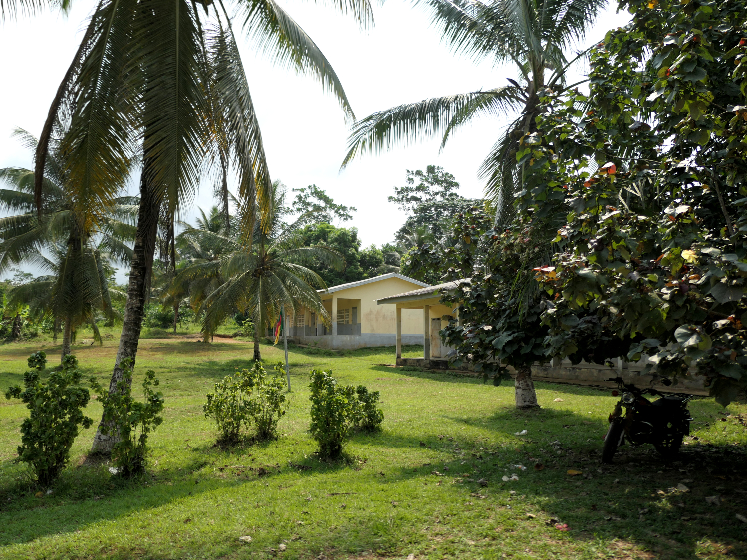 Le collège d’Ebodjé est situé le long de la piste qui relie la ville de Kribi jusqu’à la frontière de la Guinée équatoriale © Globe Reporters