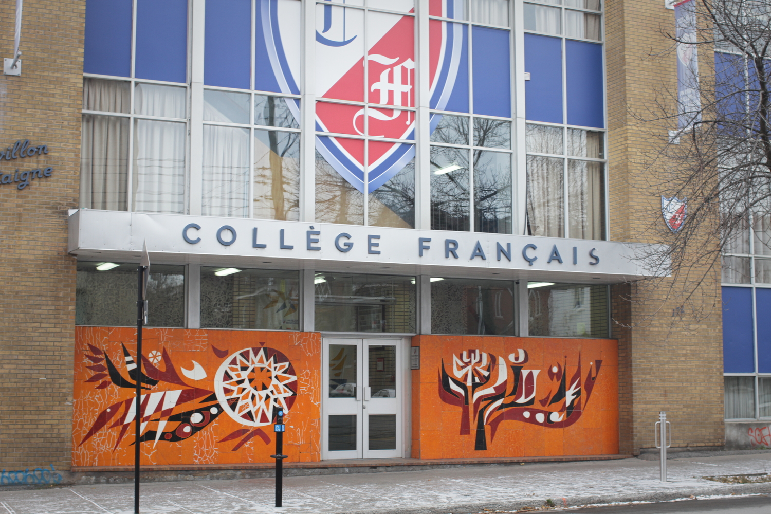 Entrée d’un des pavillons du Collège Français, rue Fairmount à Montréal.
