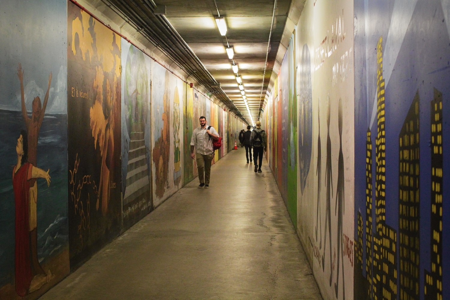 Un des couloirs souterrains du campus de l’Université Laval.