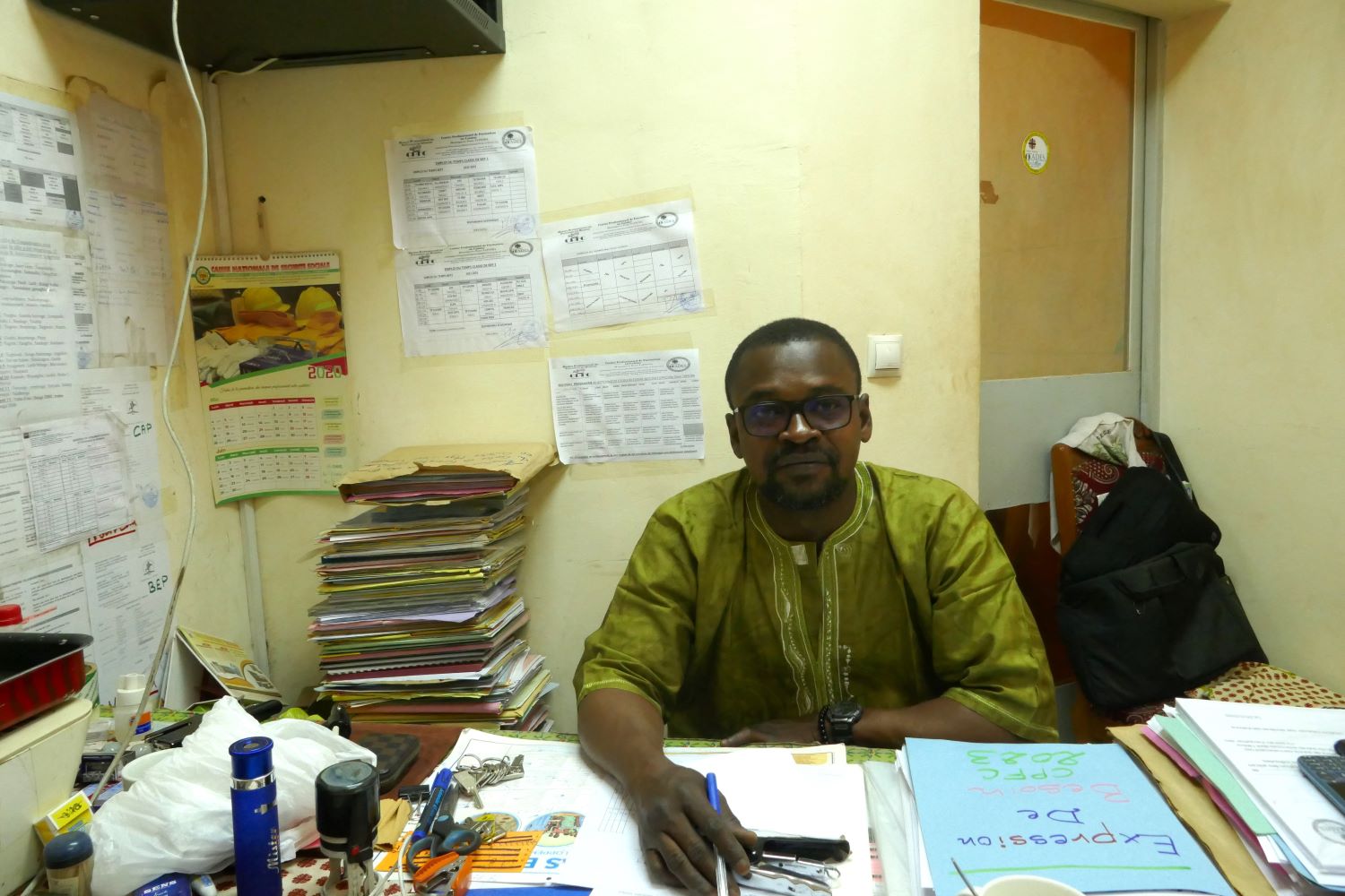 Roselin Dieudonné KABORE, directeur de l’école de cuisine du Centre DHI qui appartient à OCADES Caritas Burkina Faso, dans son bureau © Globe Reporters
