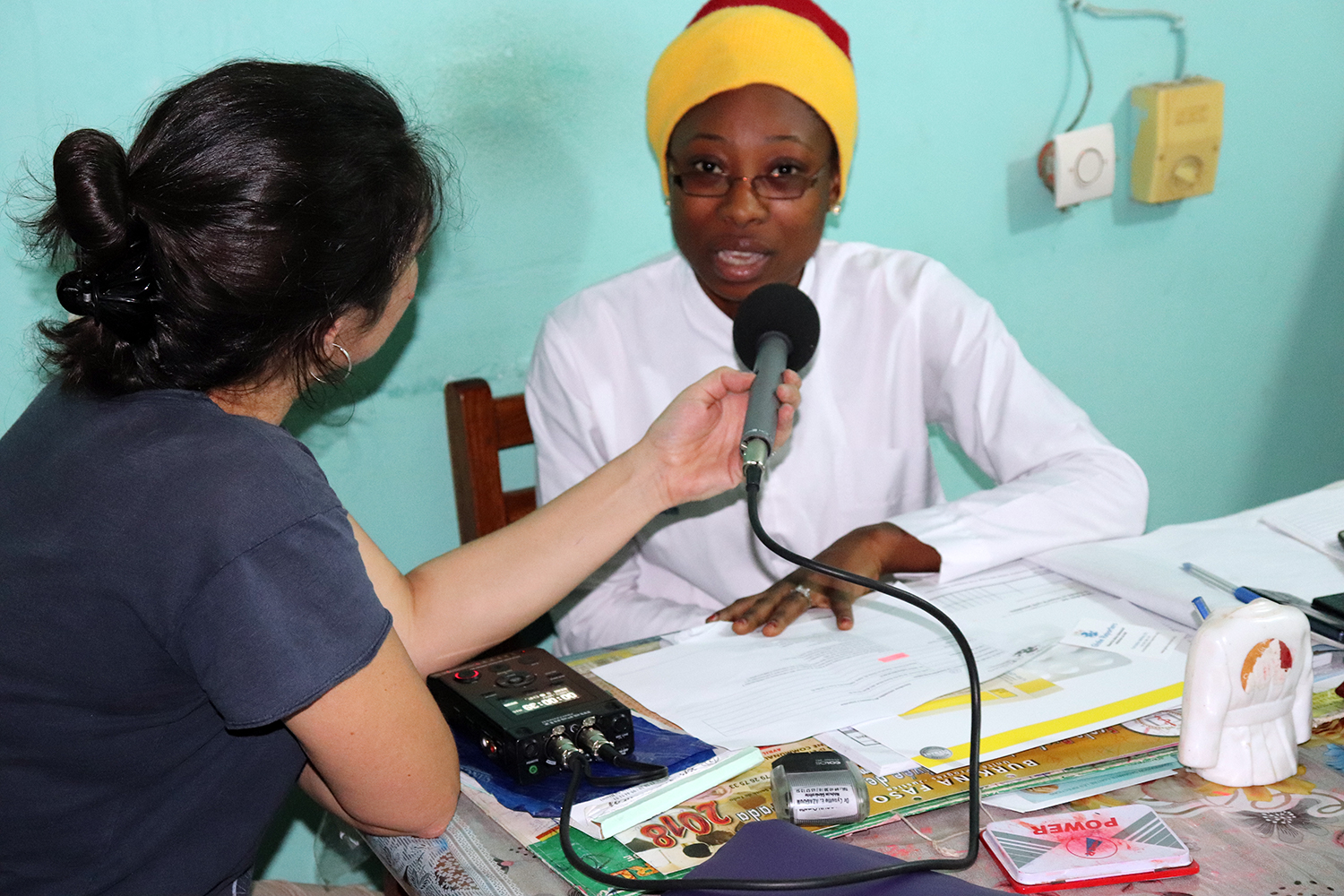Cynette AZAGOUN nous accueille à la clinique Nassera où elle reçoit autour de 20 patients chaque jour.