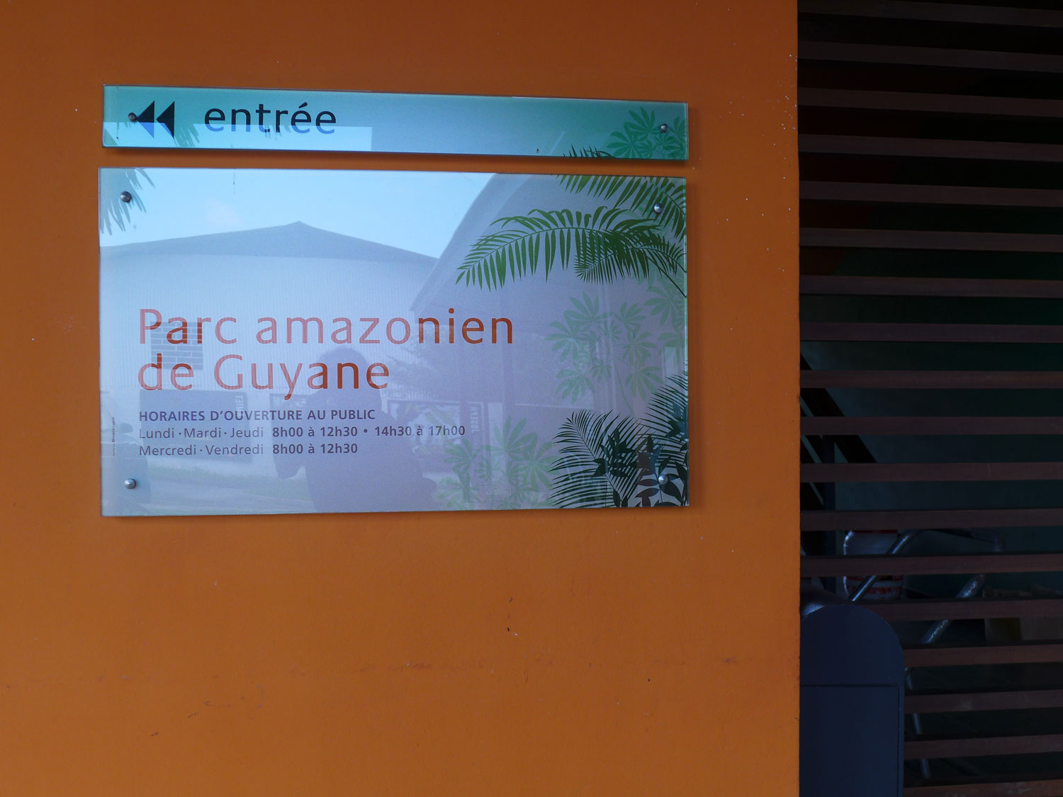 Entrée des bureaux du Parc amazonien à Cayenne.