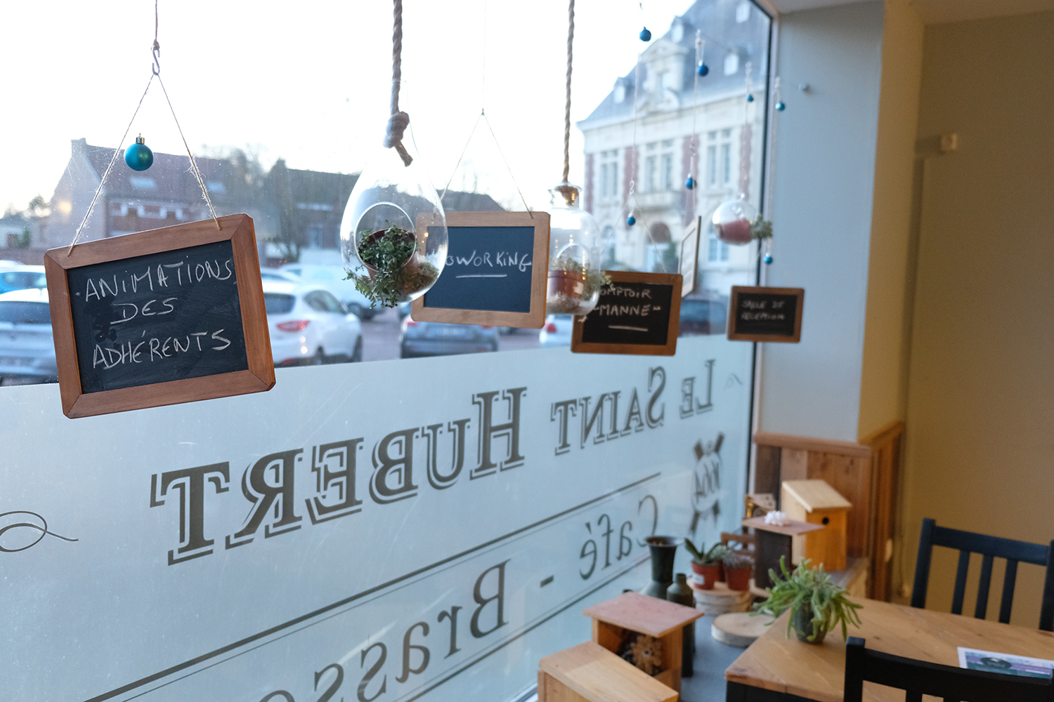 Le MENADEL et Saint-Hubert à Loos-en-Gohelle est un bar-restaurant à première vue banal. Et Pourtant, MENADEL, pour Maison d’échange pour de nouvelles activités et le développement de l’économie locale, est un lieu d’échange de savoirs et de talents…