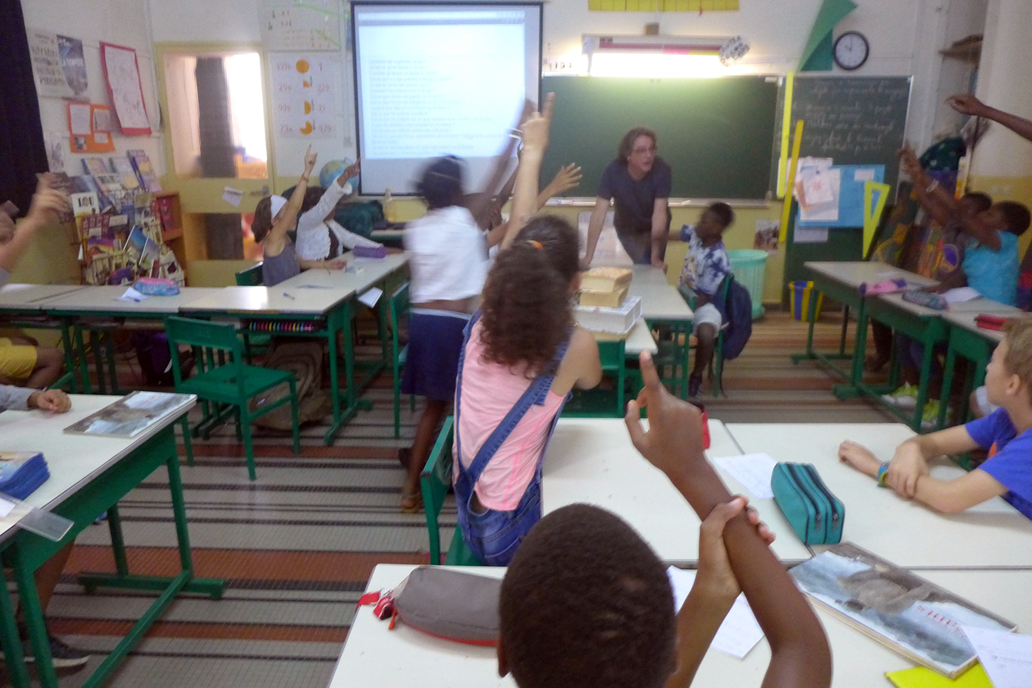 Avant de commencer à répondre aux questions des globe-reporters, les élèves de CM2 de l’école française Saint-Exupéry débattent des réponses à donner.