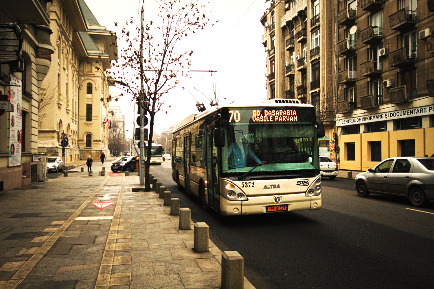 Un trolleybus à Bucarest, boulevard de la Reine Elizabeth (de Roumanie) © Globe Reporters