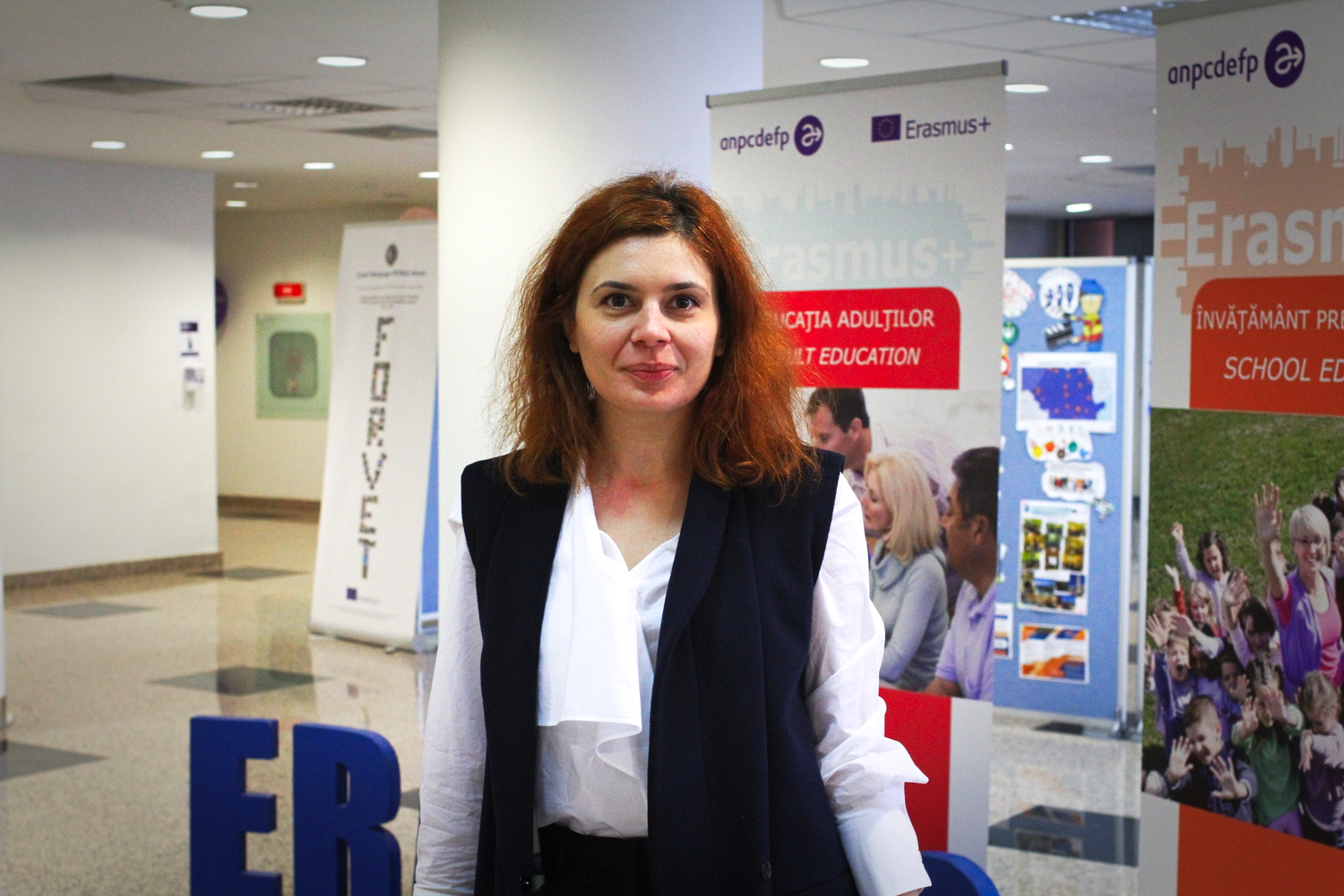 Andra DOBRE, coordinatrice du département communication de l’Agence Nationale Roumaine d’Erasmus +, dans la salle d’accueil de l’agence. © Globe Reporters