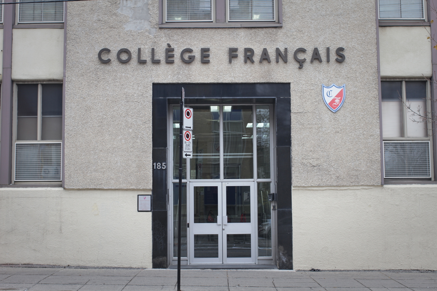 Entrée du Collège français de Montréal, 185 avenue Fairmount Ouest.