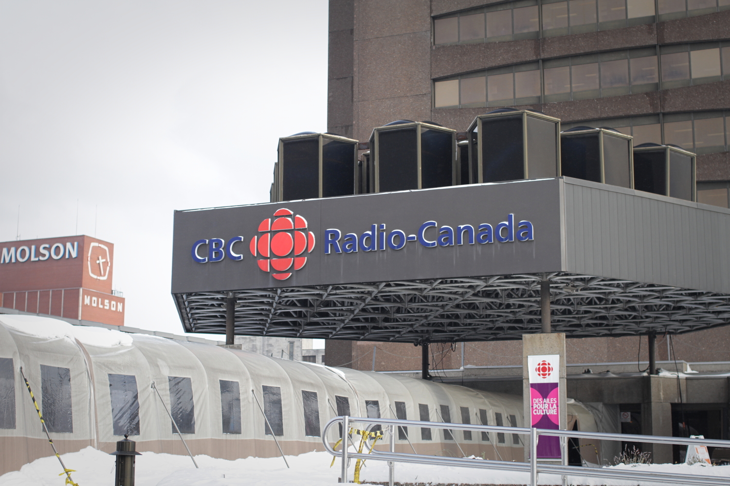 L’entrée du bâtiment qui héberge Radio Canada et CBC (radio et TV anglophone).