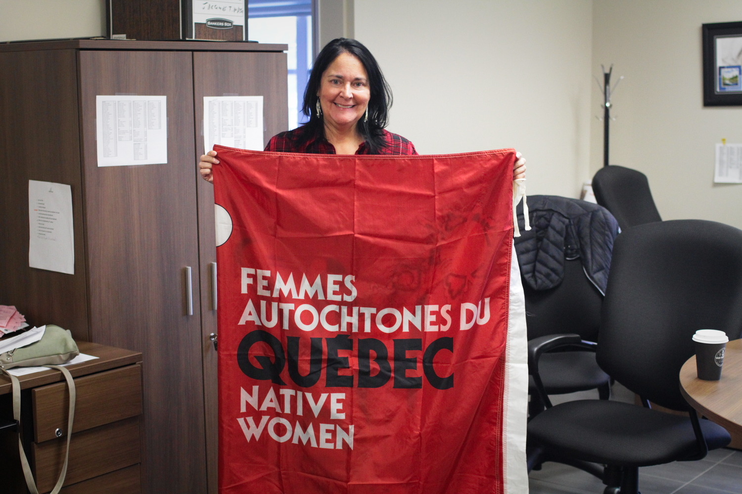 Florence BENEDICT avec le drapeau des Femmes autochtones du Québec.