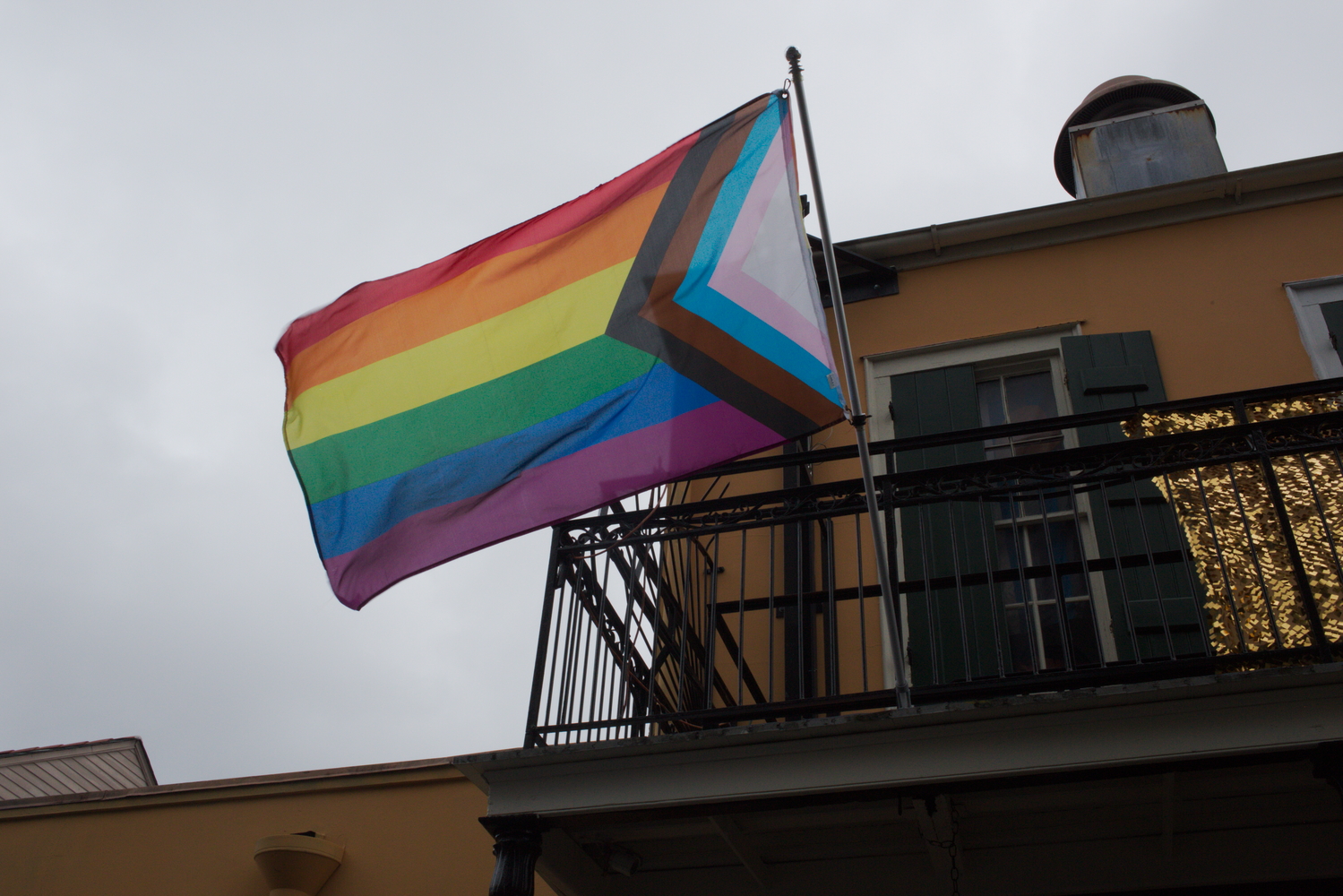 Un drapeau LGBT+ dans le Vieux Carré © Globe Reporters