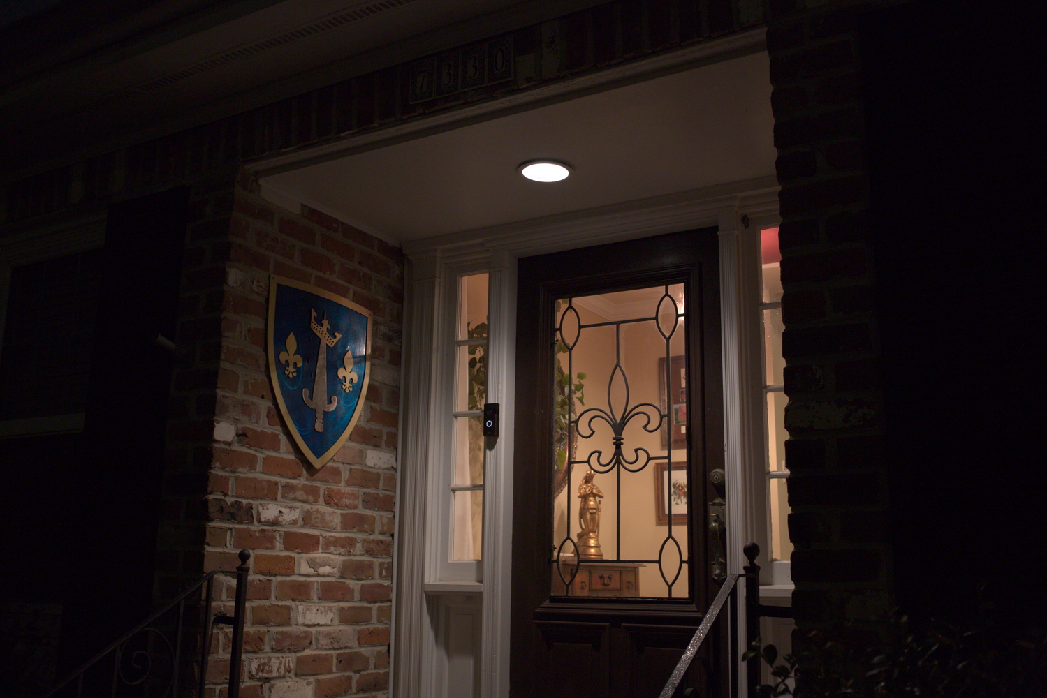 L’entrée de la maison d’Amanda, « Cap’tain » du Krewe de Jeanne d’Arc, avec l’écusson du Krewe © Globe Reporters