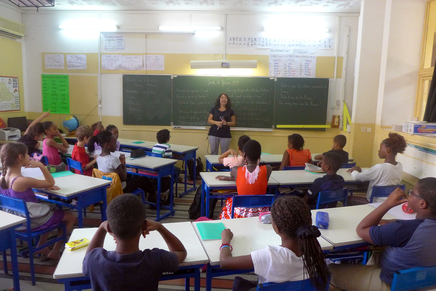 Les élèves de CM1 de l’école française de Ouagadougou ont préparé une interview sur le métier de journaliste et posent des questions à l’envoyée des globe-reporters.
