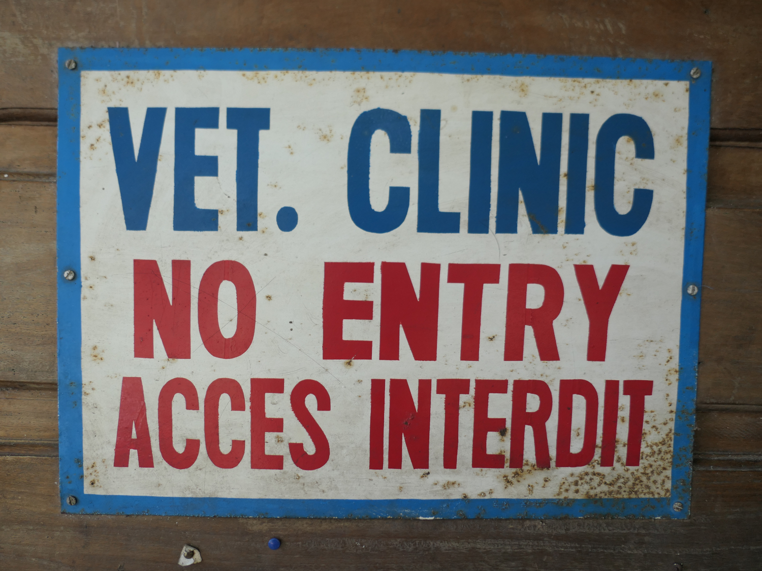 L’entrée de la clinique vétérinaire du docteur John KIYANG qui a répondu aux questions des globe-reporters © Globe Reporters