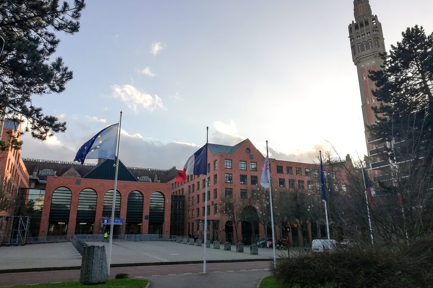 Pour répondre à la commande des globe-reporters du collège Léonard DE VINCI à Carvin, la journaliste Sidonie HADOUX se rend à l’Hôtel de Ville de Lille, situé dans le centre de la capitale des Flandres.