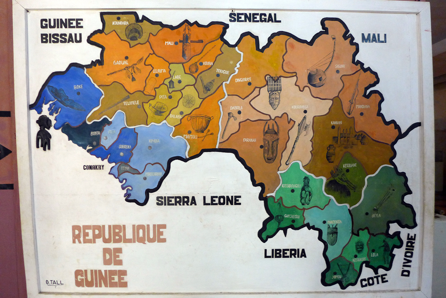 Carte ethnographique de la Guinée située à l’entrée de l’unique salle ouverte aux visiteurs