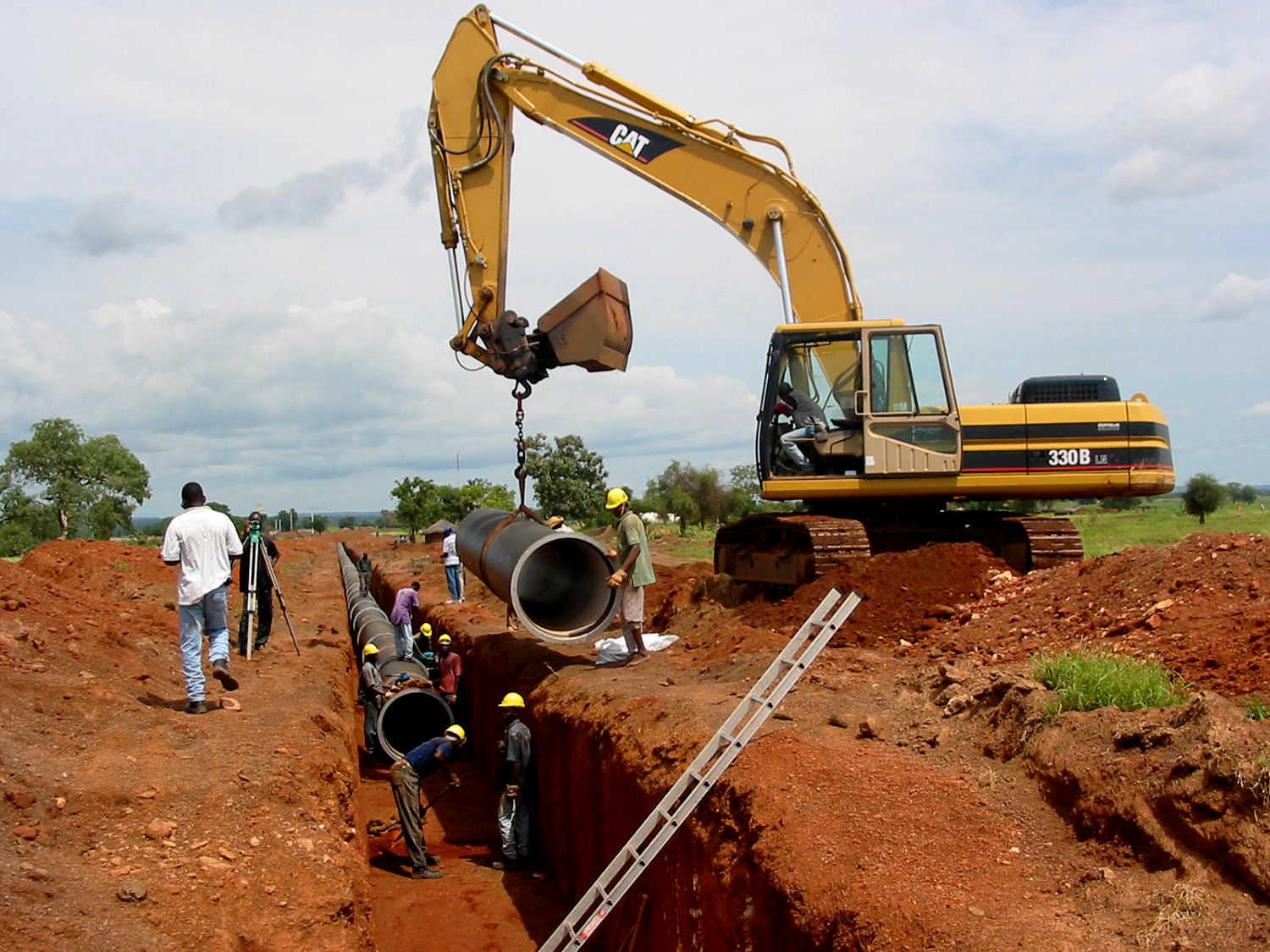 L’ONEA pose des conduites pour amener l’eau dans des quartiers éloignés de Ouagadougou. Crédit photo ONEA