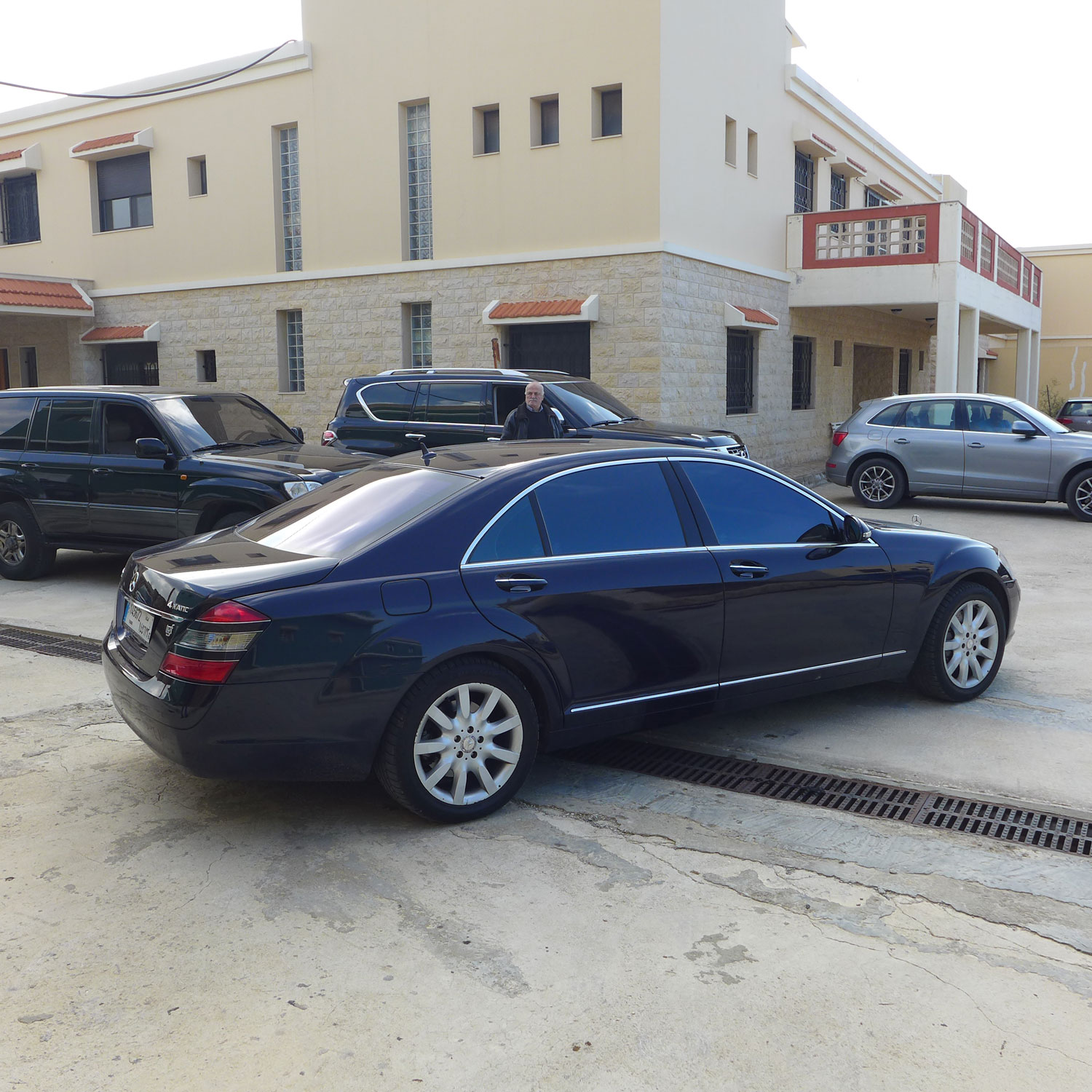 La voiture du ministre arrive sur le lieu de la visite officielle.