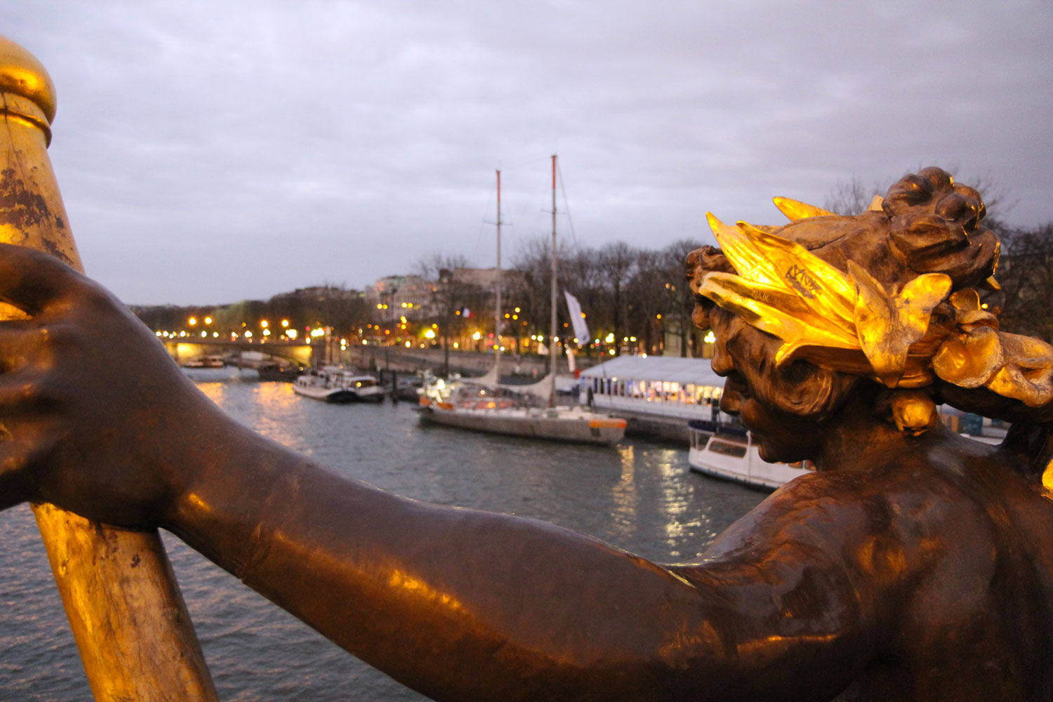 Le temps de la COP21, le bateau de Tara Expédition est ancré au pied du pont Alexandre III en plein cœur de Paris. Crédit Valérie Rohart. 
