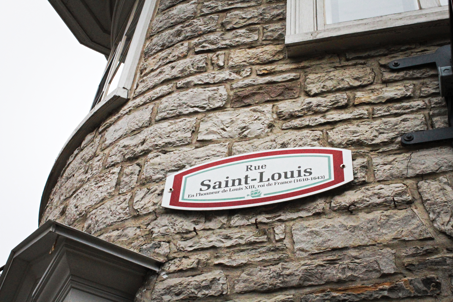 Panneau de la rue Saint-Louis, une artère dans le quartier du vieux Québec où se situe le restaurant La Bûche © Globe Reporters