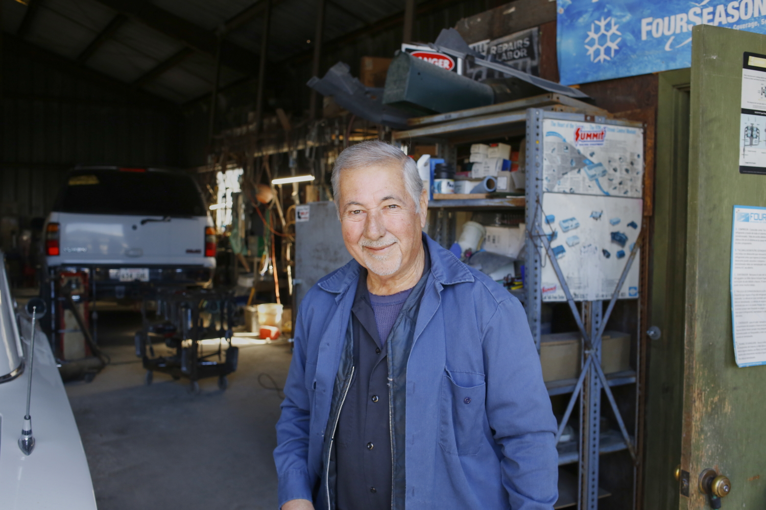 Portrait de Ray dans son garage © Globe Reporters 