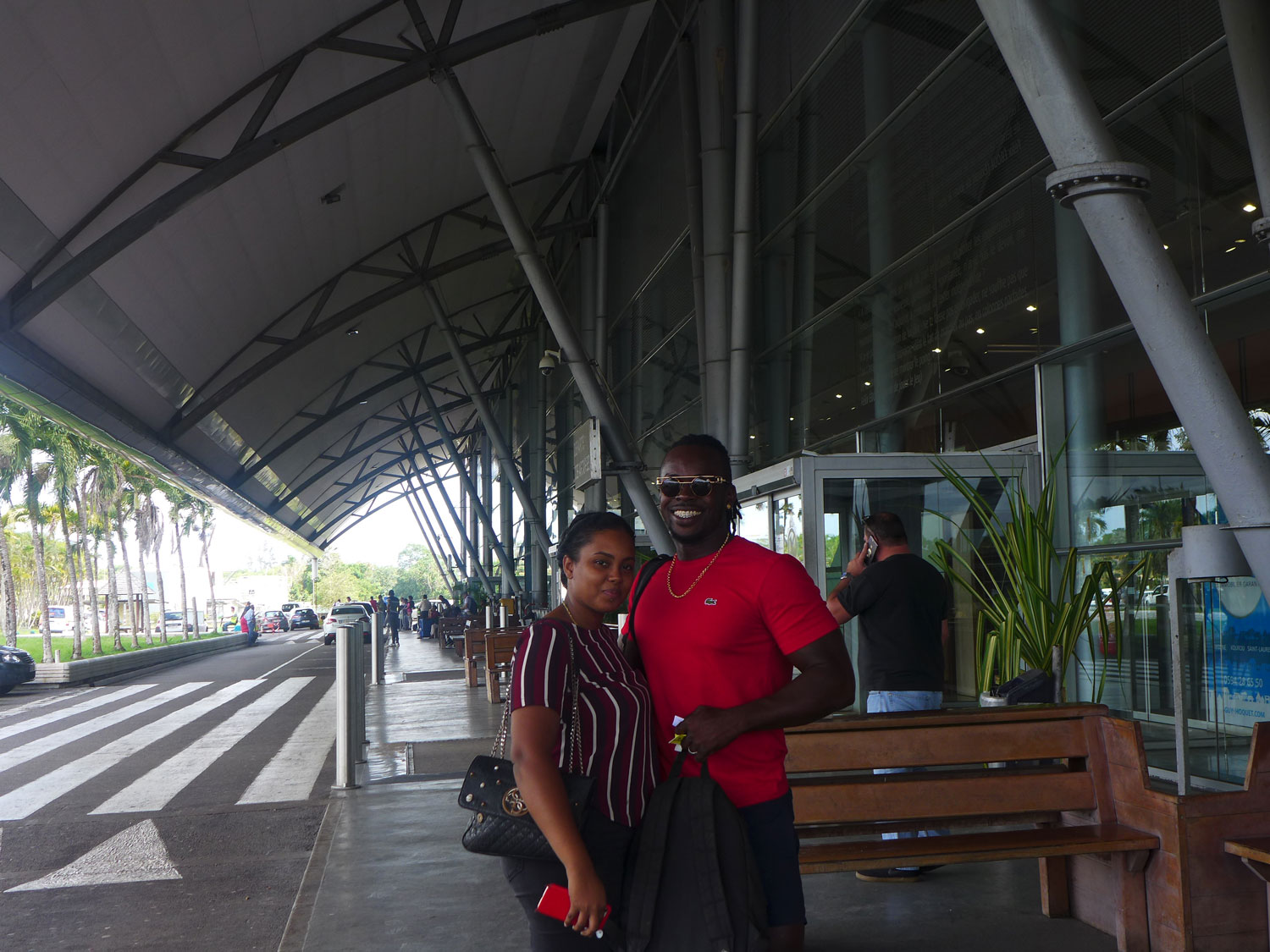 Rickman et sa femme à l’aéroport de Cayenne.