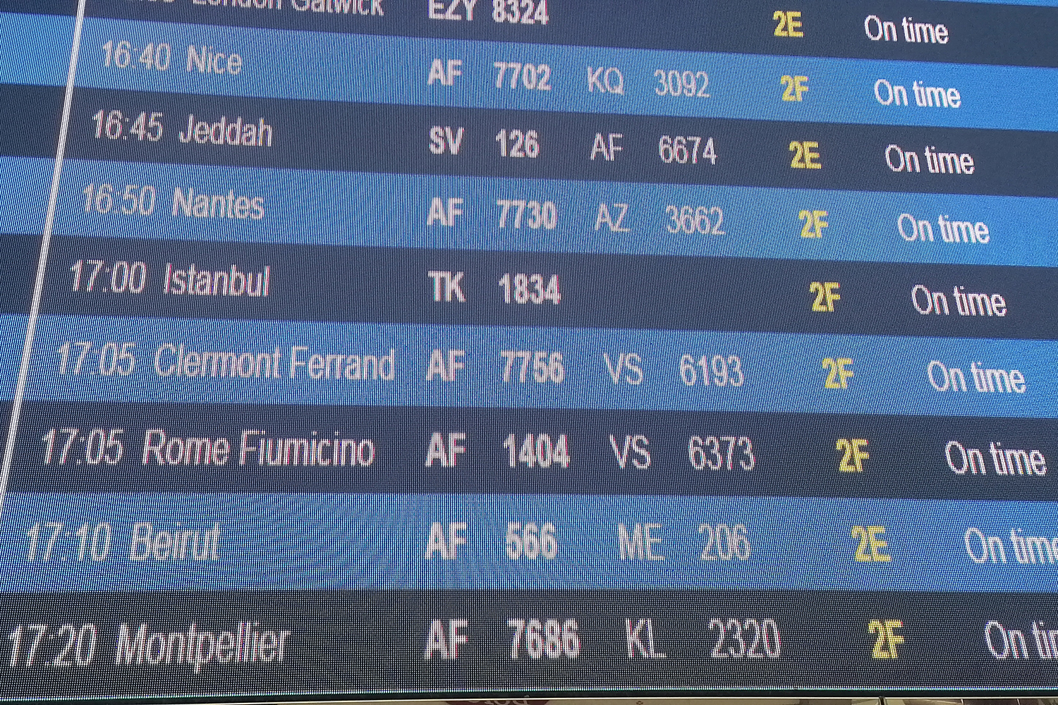 A l’arrivée de l’aéroport Roissy Charles de Gaulle, je vérifie si mon vol est bien programmé © Globe Reporters 
