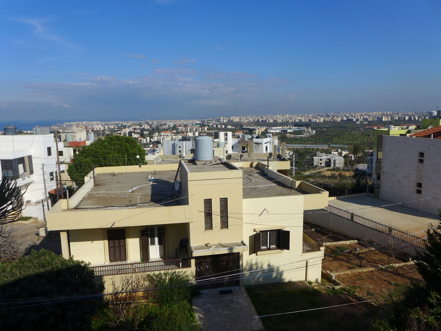 Carole vit à quelques kilomètres de Tripoli. De sa terrasse, on aperçoit la ville. On entend aussi les coups de feu.