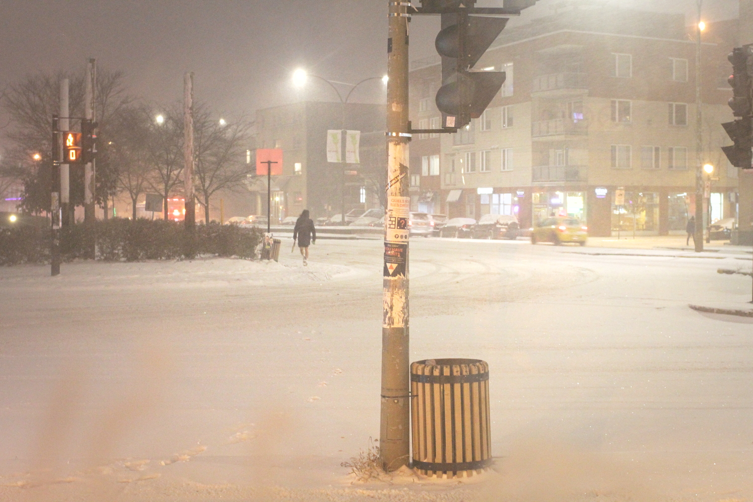 Première tempête de neige de l’hiver à Montréal. Vous pouvez distinguer au fond un aventureux en short.