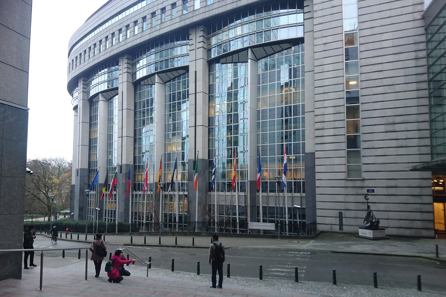 Le bâtiment du Parlement Européen rue Wiertz à Bruxelles ... et des touristes en pleine séance photo. 