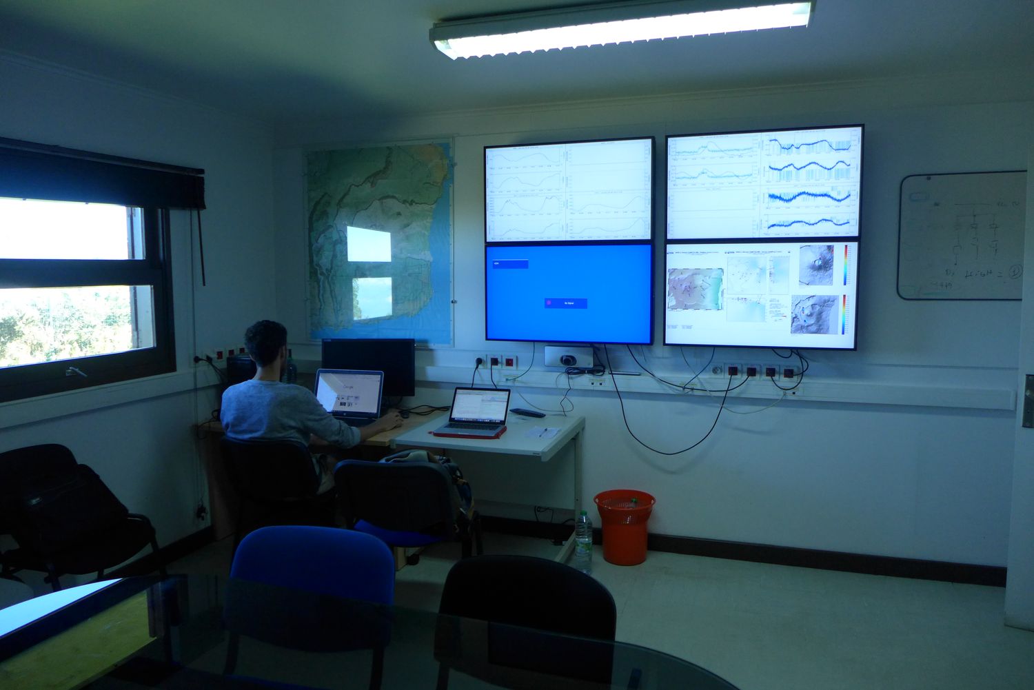 Le rôle des scientifiques est de surveiller l’activité sismique afin de prévoir la venue d’une nouvelle éruption du Piton de la Fournaise.