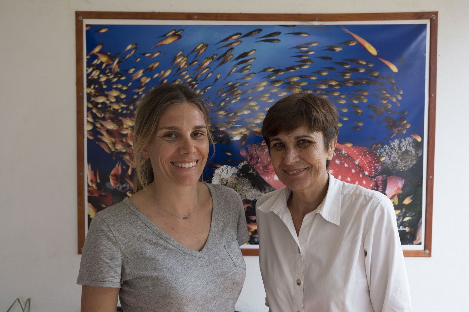 Les deux femmes sont spécialistes des coraux. Pascale CHABANET est Directrice de Recherche à l’IRD, et Lola MASSÉ travaille comme responsable scientifique à La Réserve Marine de la Réunion. 