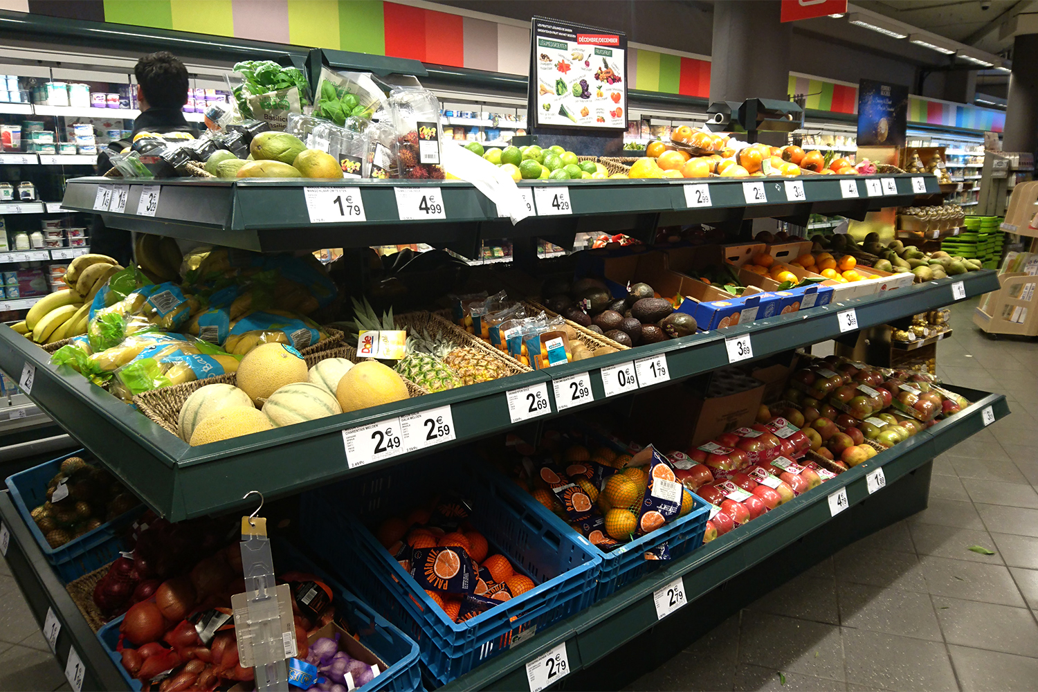 Au sein de l’UE, la loi stipule que les aliments d’origine OGM doivent être étiquetés pour informer le consommateur