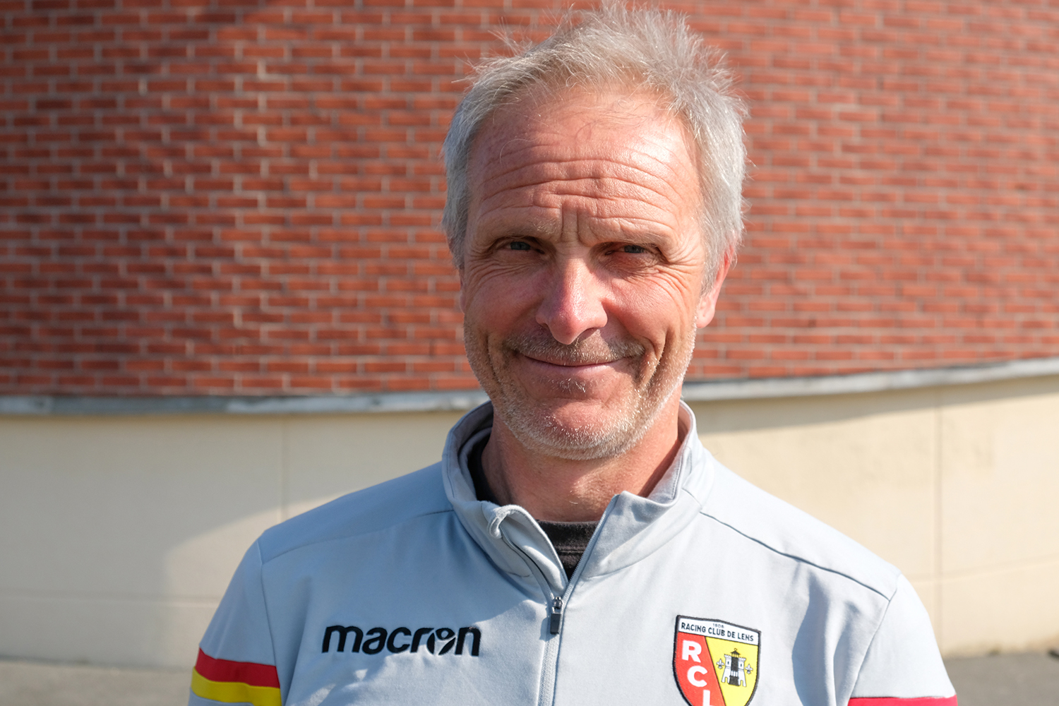 Thierry DELVALLET est entraîneur sportif au RC Lens depuis plus de trente ans. Il fut le premier entraîneur de Raphaël VARANE.