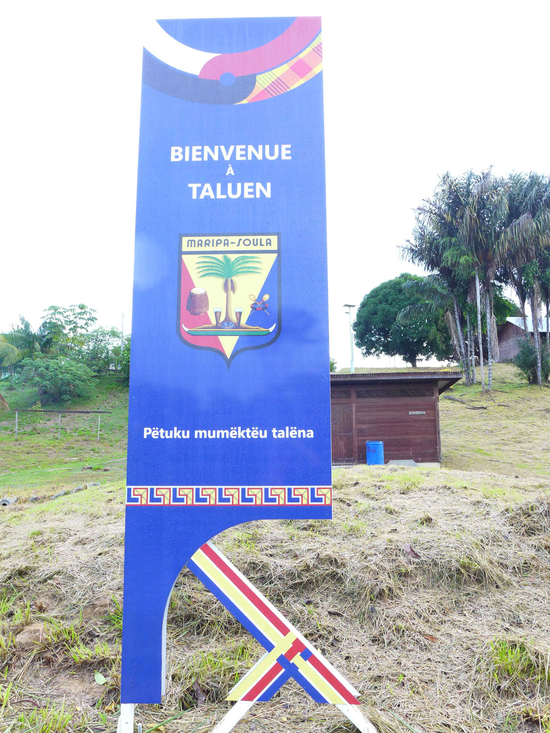 Un panneau Bienvenue à Taluen accueille les visiteurs.