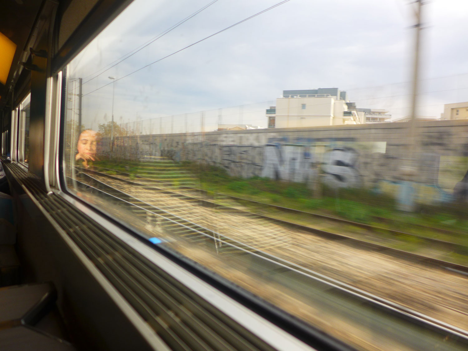 Les voyageurs font la sieste, alors que le train traverse la banlieue parisienne. Un long trajet de 3 heures les attend.
