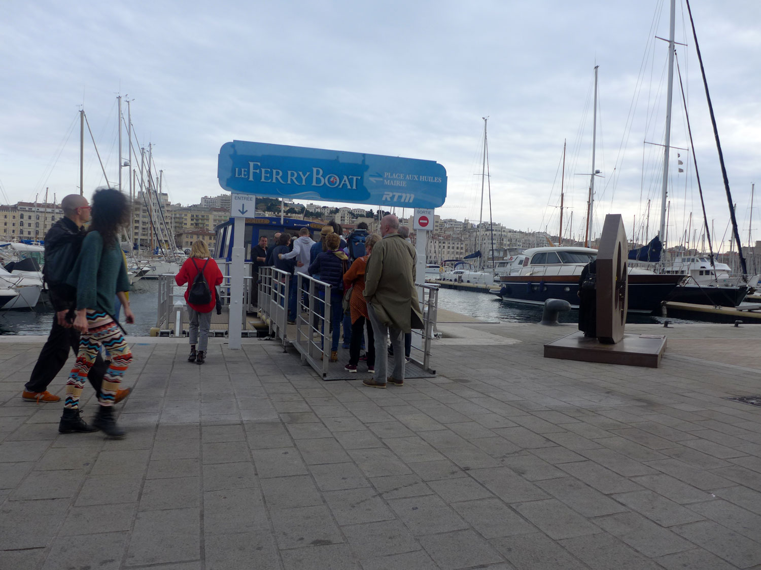 Le ferry Boat est un moyen de transport maritime parmi d’autres à Marseille.
