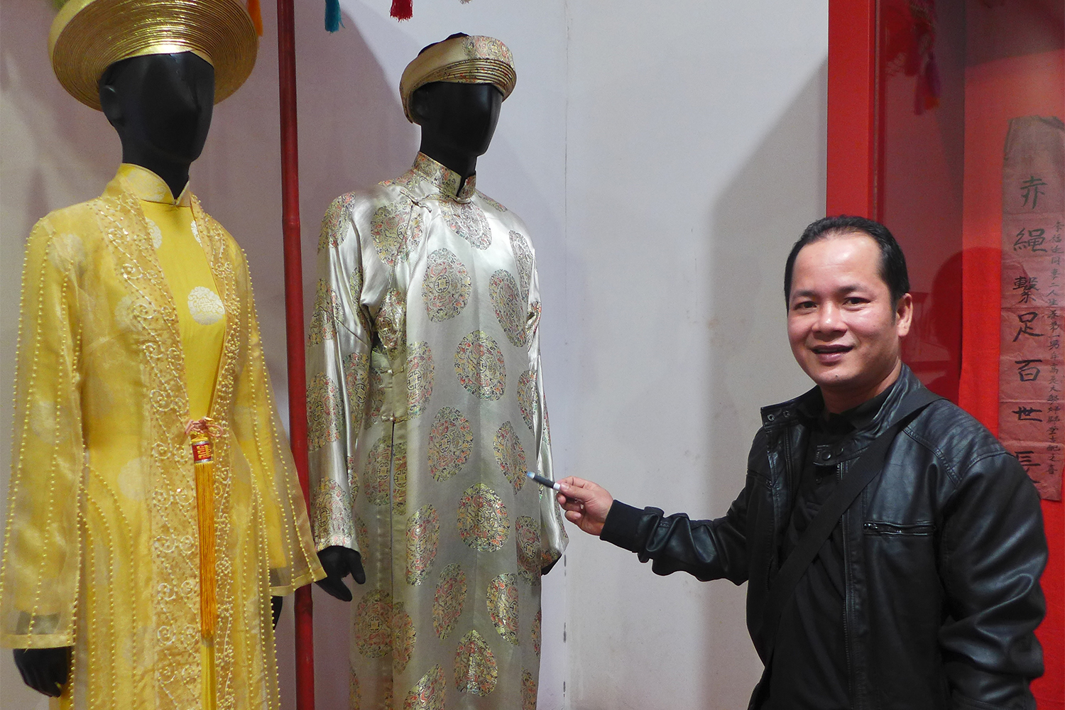 Vu Van Tuyên nous montre des habits traditionnels au Musée des femmes, à Hanoi, le 5 janvier 2017. C’est le type d’habit que les Vietnamiens peuvent mettre pendant la fête du Têt.