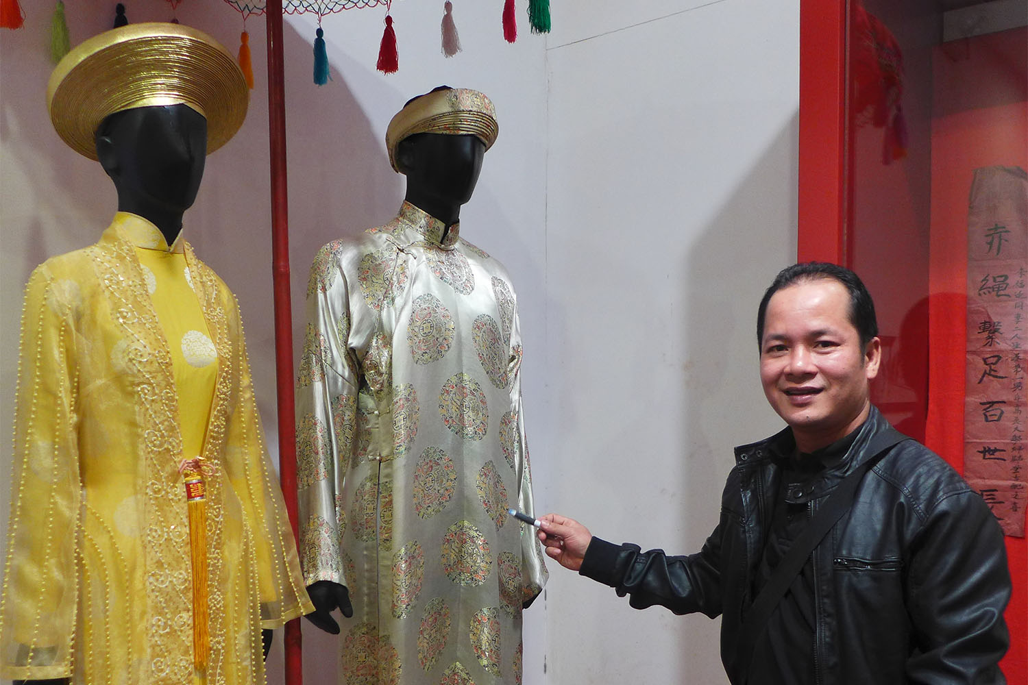 Tuyen, notre guide, nous montre des tenues traditionnelles au musée de la femme, à Hanoi.