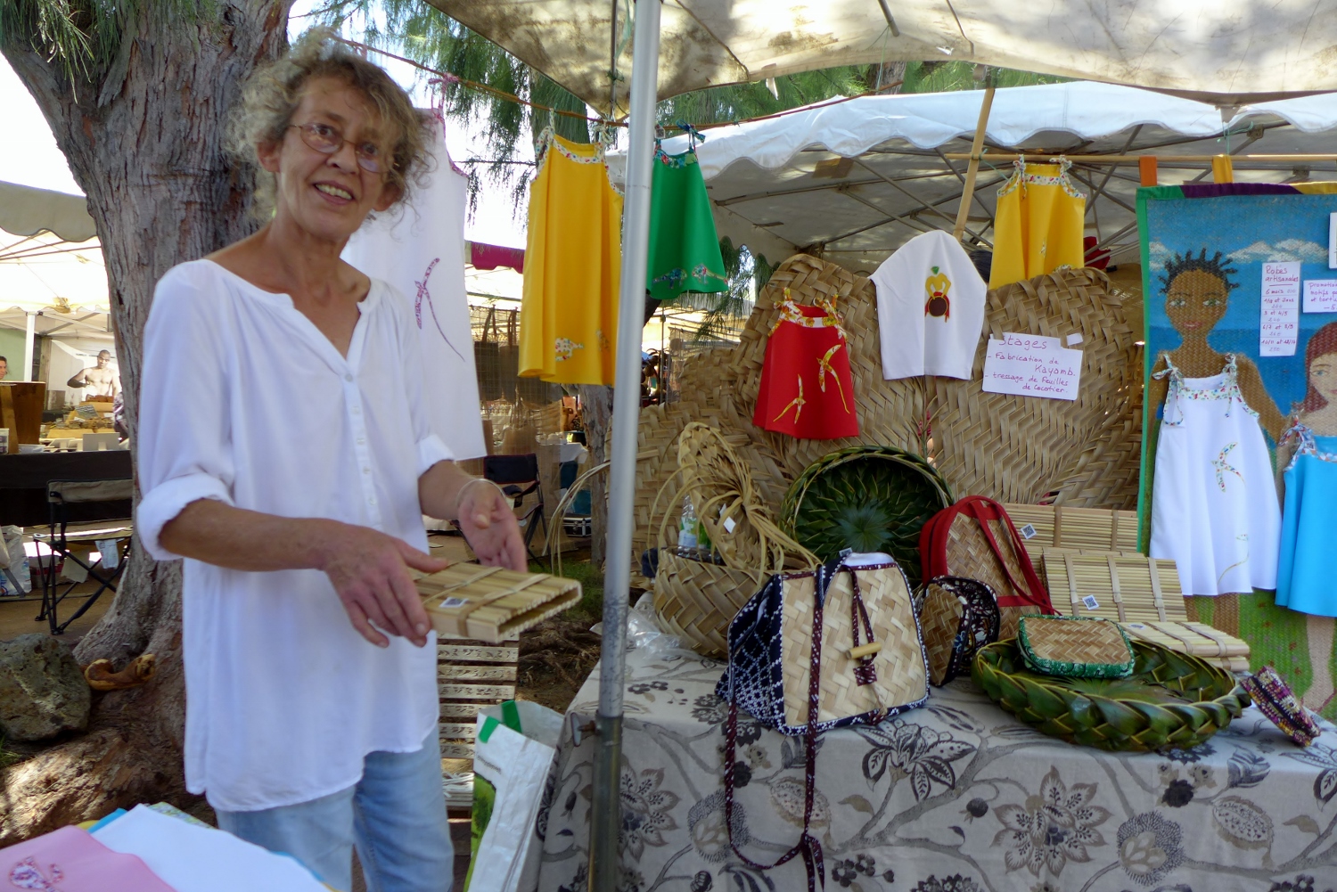 Anne Tantal vend des instruments de musique et des paniers en feuille de cannes à sucre. Son mari propose des stages pour apprendre à fabriquer son propre kayamb.