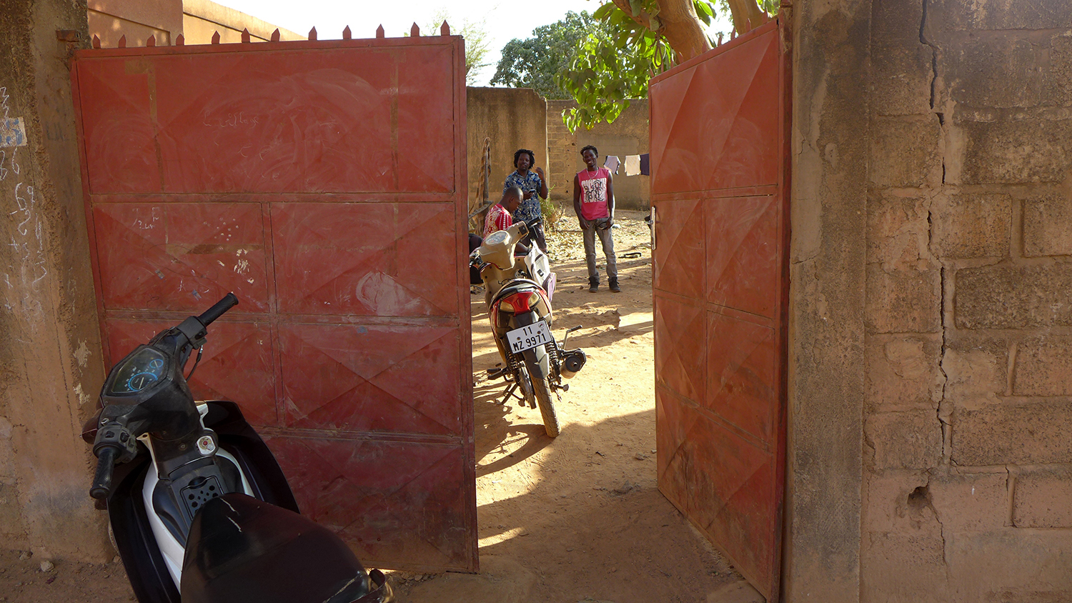 Dans la cour de la maisonnette qui appartient à la famille KOUETA, les Burkina Azza attendent l’envoyée spéciale des globe-reporters pour un après-midi de répétition.