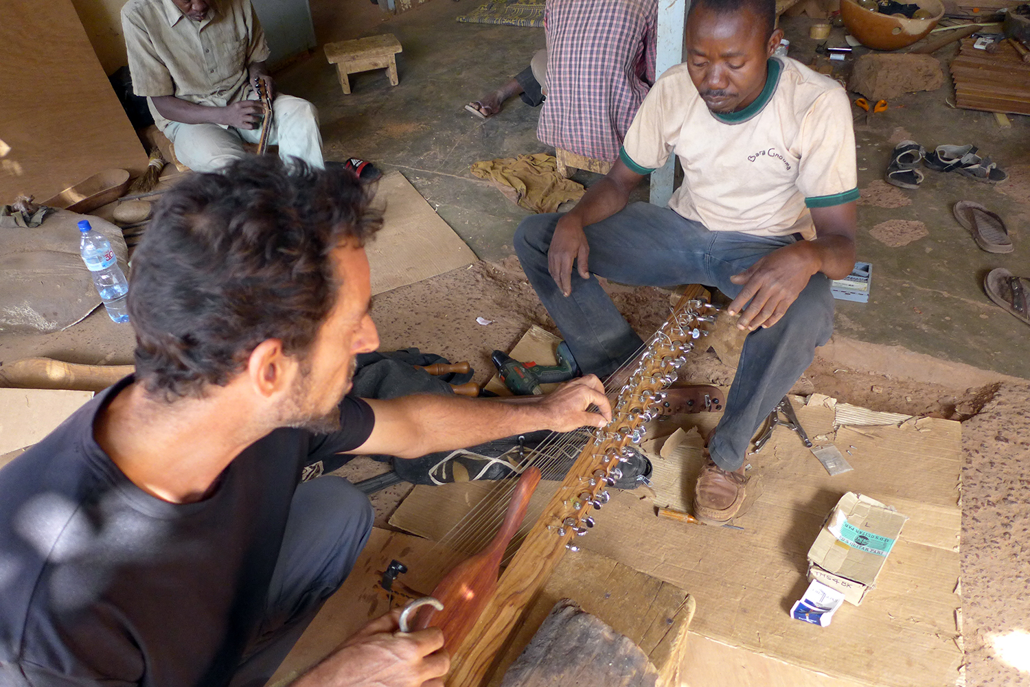 À l’atelier Bara Gnouma, les instruments sont fabriqués selon les désirs des musiciens. Fabrice BERRE examine la fabrication d’une kora un peu spéciale. 