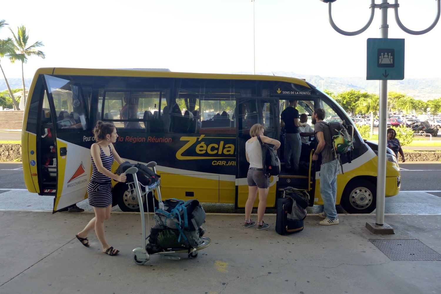 Une fois la valise récupérée, direction la ville de Saint-Louis au sud de l’île. Sidonie prend le « bus jaune », qui relie l’aéroport à Saint-Pierre. Elle doit descendre à la gare de Saint-Louis.